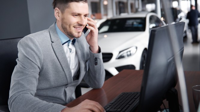 dealer using the computer while on the phone