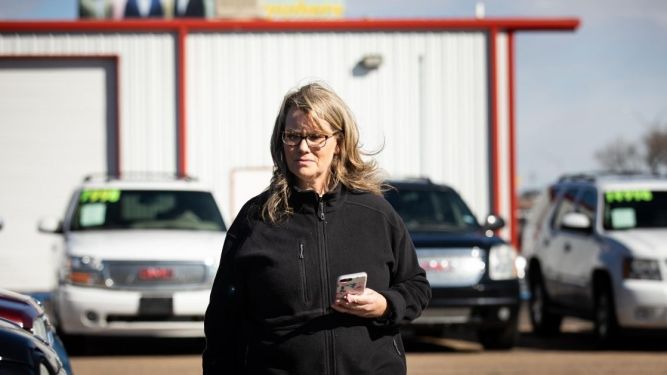 Kathy Ward using her Independent auto dealer floor plan
